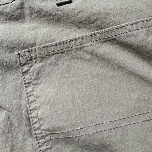 Signature Levi’s Tan Cargo Pants Lightweight Essential Men’s Size 40 Outdoors - Picture 5 of 16